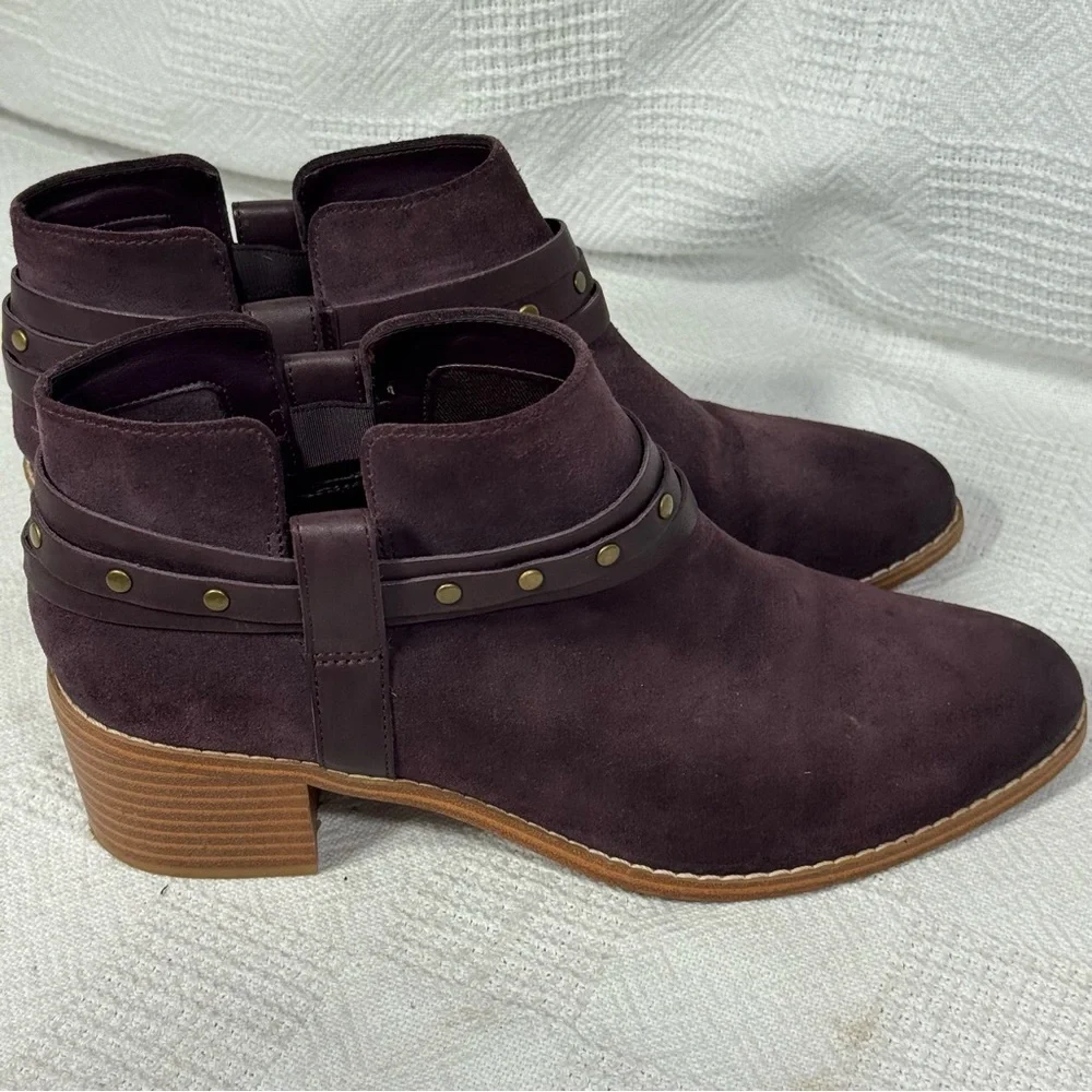 CLARKS Somerset Breccan Purple‎ Suede Studded Ankle Strap Booties Size 8.5 EUC